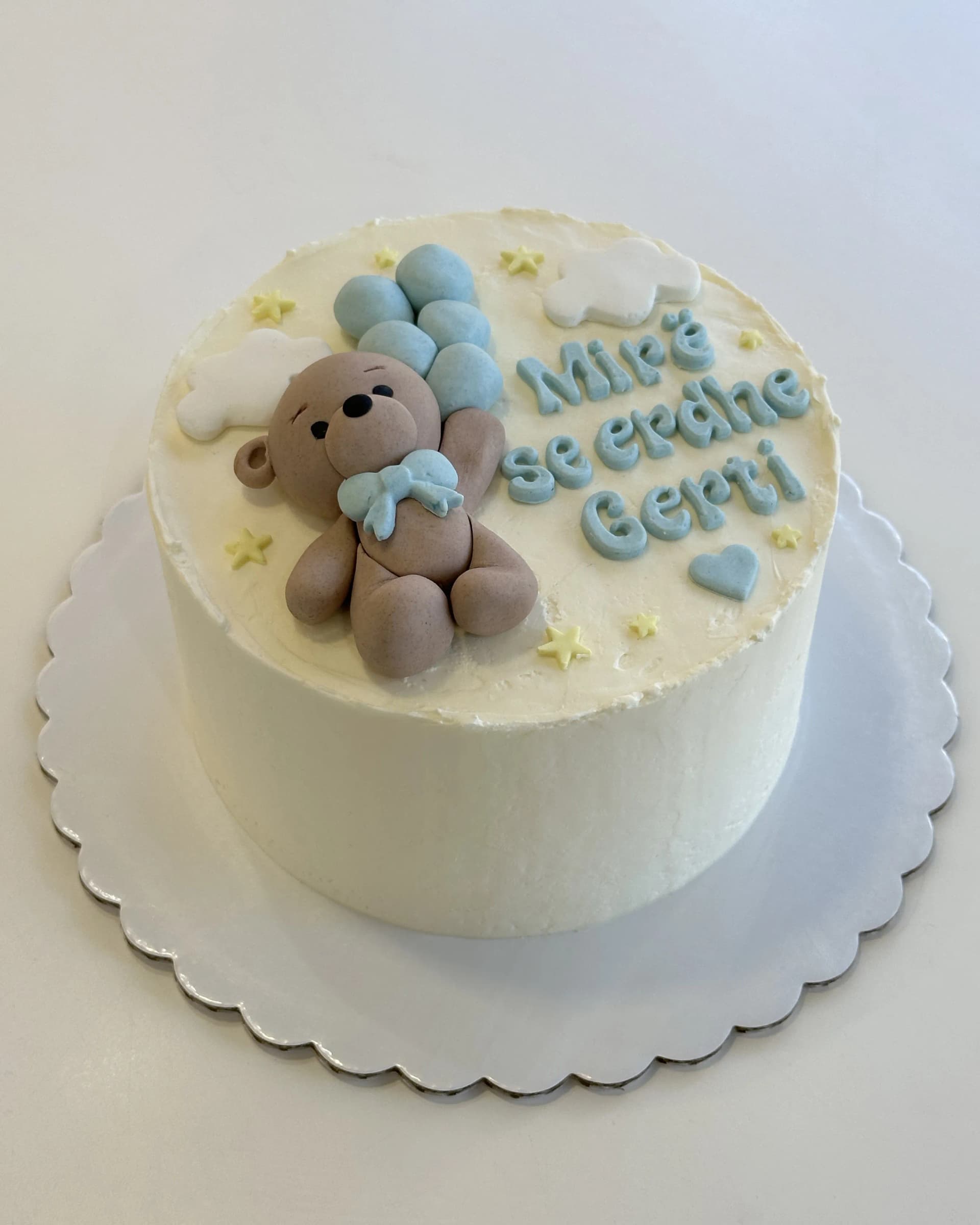 Fondant vs Buttercream: Which Finish Is Right for Your Cake?