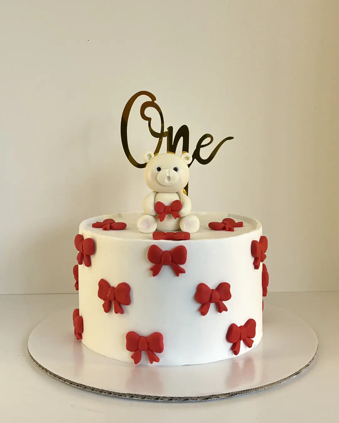 Torte me arush për ditëlindjen e parë, torte me porosi nga Cakes By Vjollca në Prishtinë