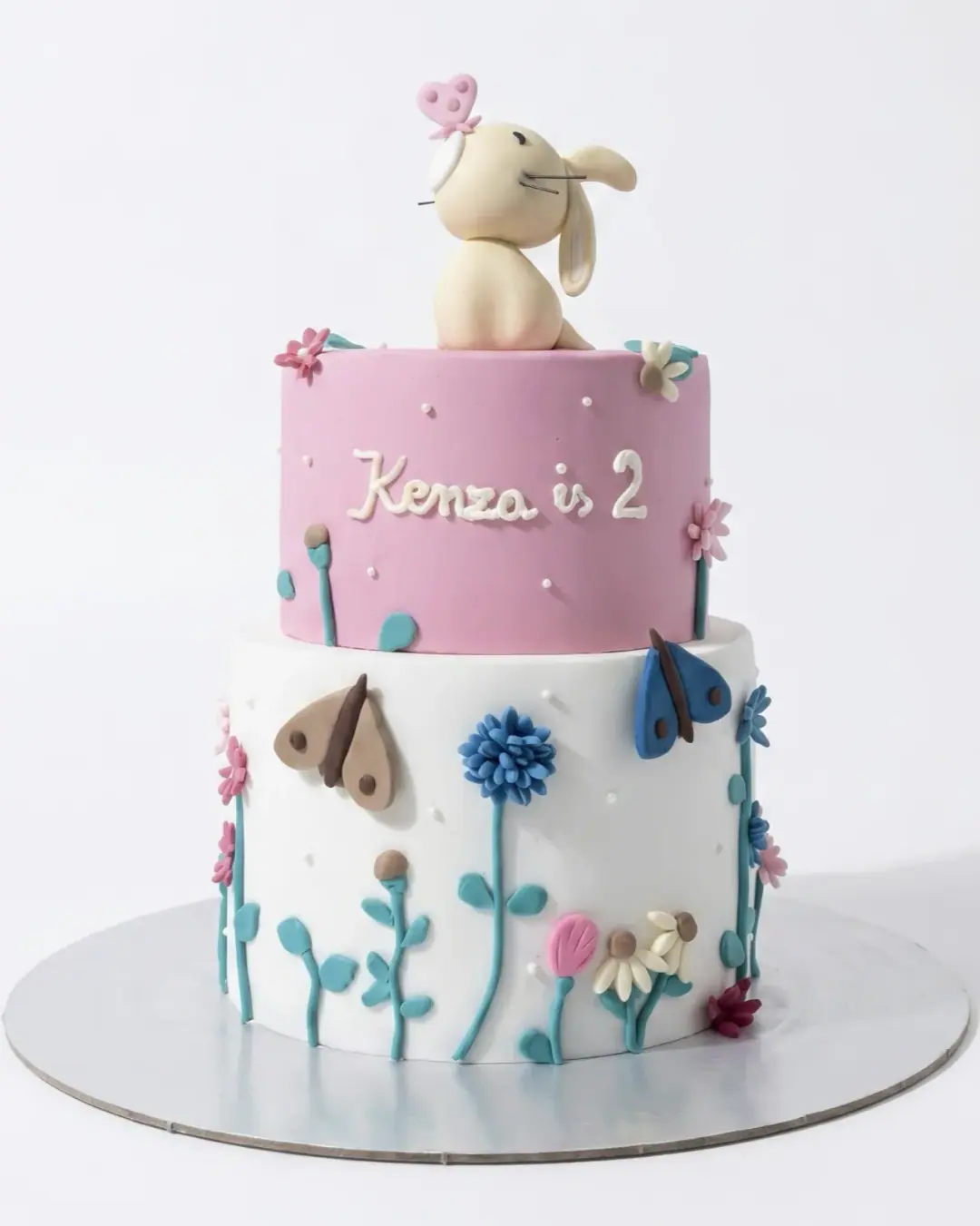 Torte rozë me dy kate me lepurush dhe lule fondani, torte me porosi nga Cakes By Vjollca në Prishtinë