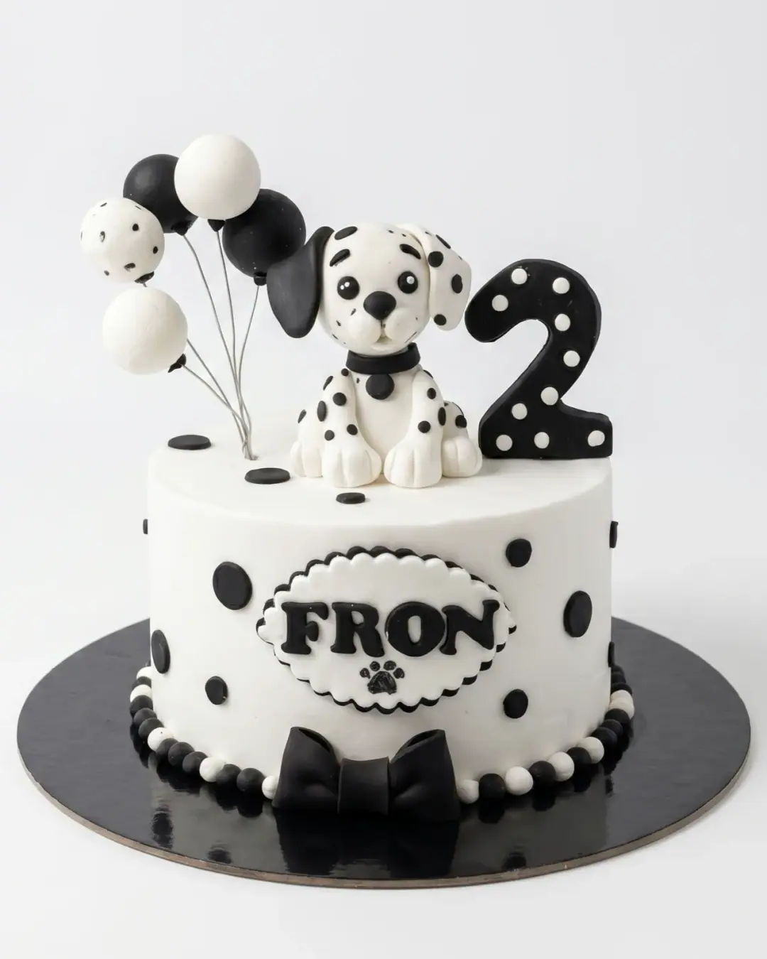 Torte bardhezi me qenush dalmatin, pika dhe tullumbace, torte me porosi nga Cakes By Vjollca në Prishtinë