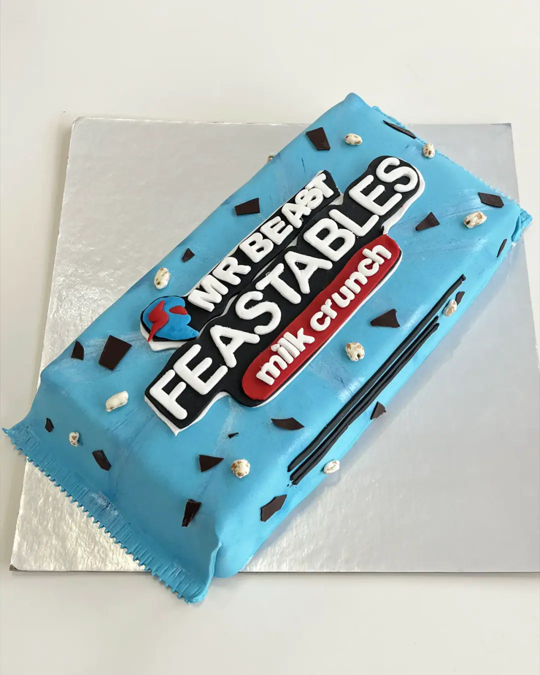 Torte në formë çokollate MrBeast Feastables, torte me porosi nga Cakes By Vjollca në Prishtinë