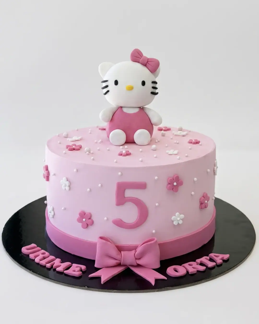 Torte rozë Hello Kitty me figurinë fondani dhe lule, torte me porosi nga Cakes By Vjollca në Prishtinë