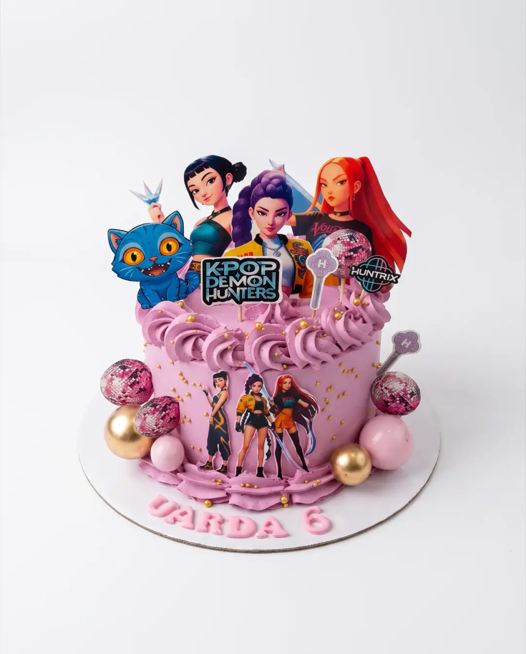 Torte K-Pop Demon Hunters në rozë me personazhe, torte me porosi nga Cakes By Vjollca në Prishtinë