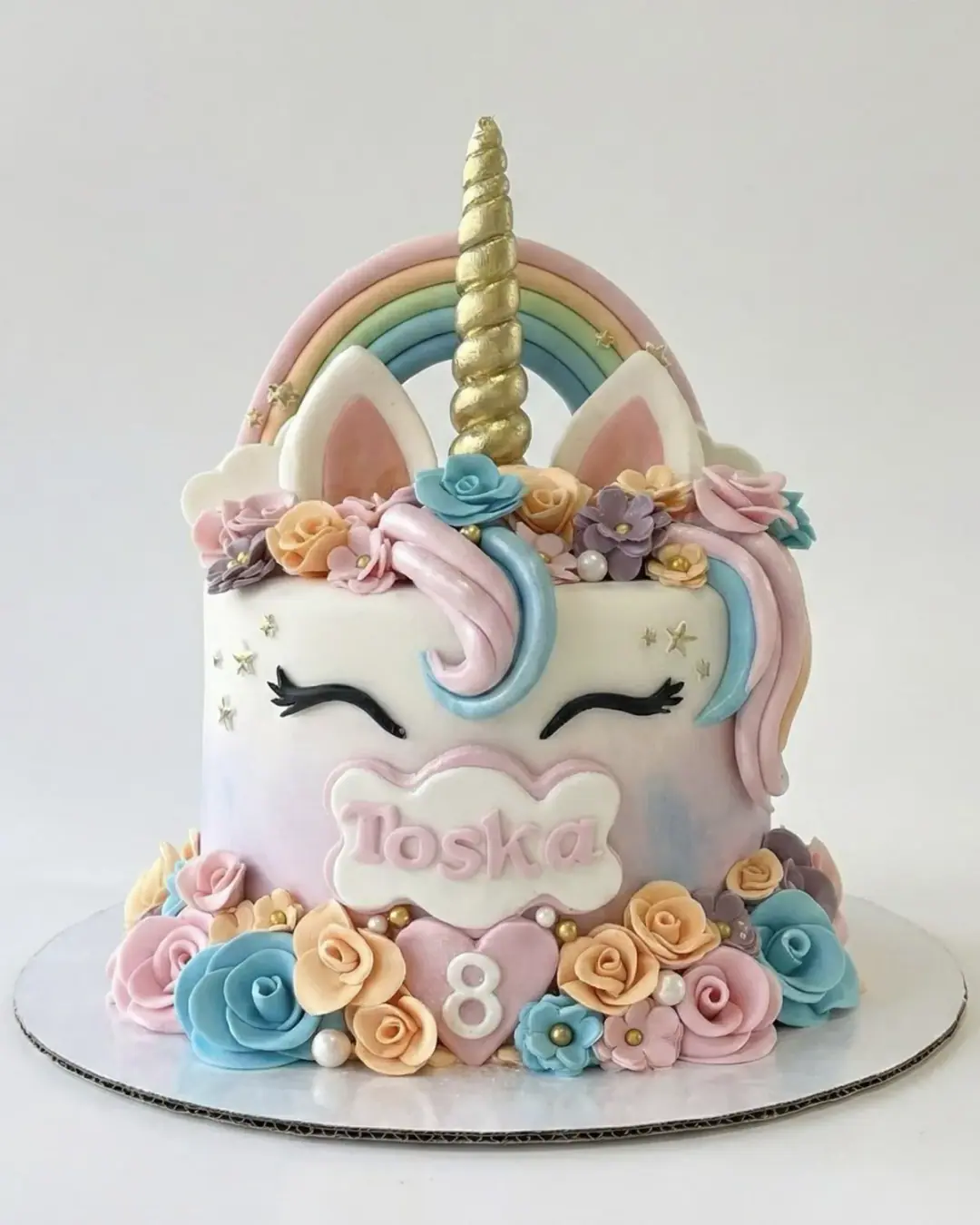 Torte njëbrirëshi pastel me bri të artë, ylber dhe trëndafila sheqeri, torte me porosi nga Cakes By Vjollca në Prishtinë