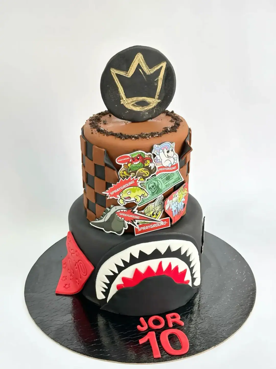 Torte streetwear për 10-vjetor me motive damë dhe stikera, torte me porosi nga Cakes By Vjollca në Prishtinë