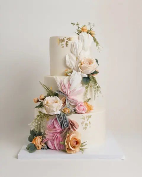 Torte dasme me tre kate në fildish me kaskadë lulesh sheqeri rozë e pjeshkë, torte me porosi nga Cakes By Vjollca në Prishtinë